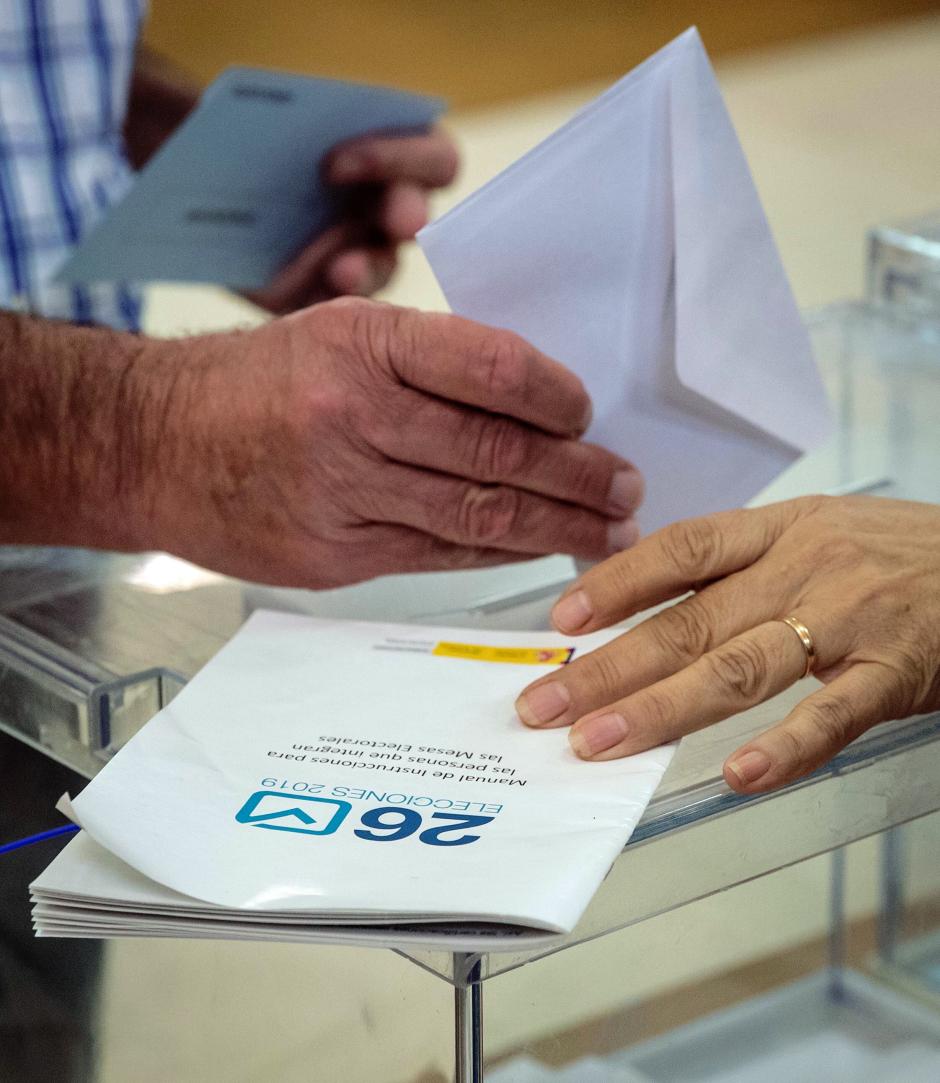 Una ciudadana deposita su voto en la urna en las elecciones europeas de 2019