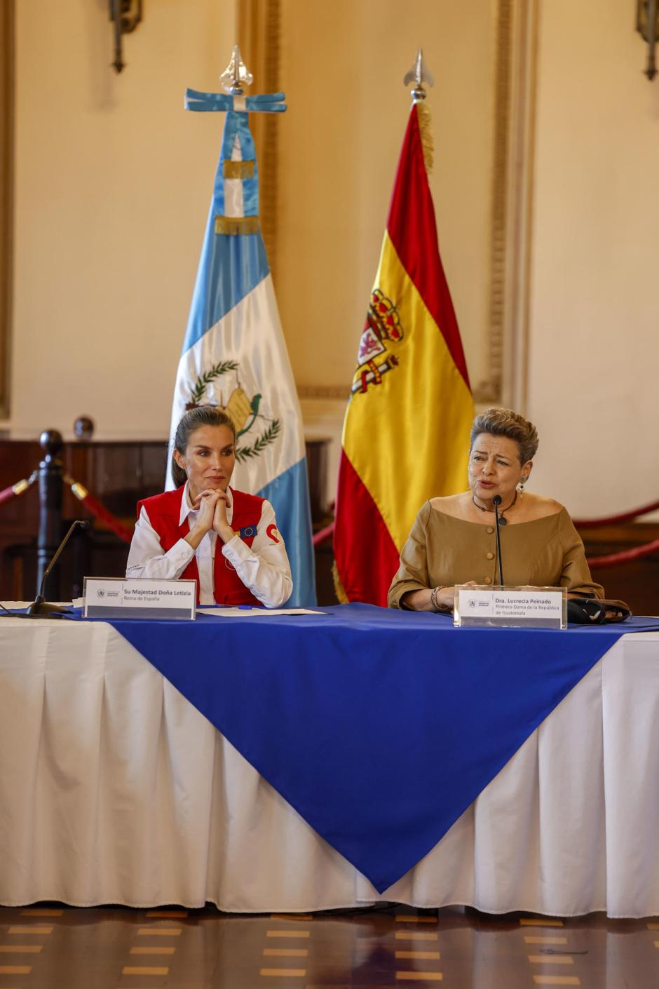 La Reina, en una reunión con la Primera Dama de Guatemala