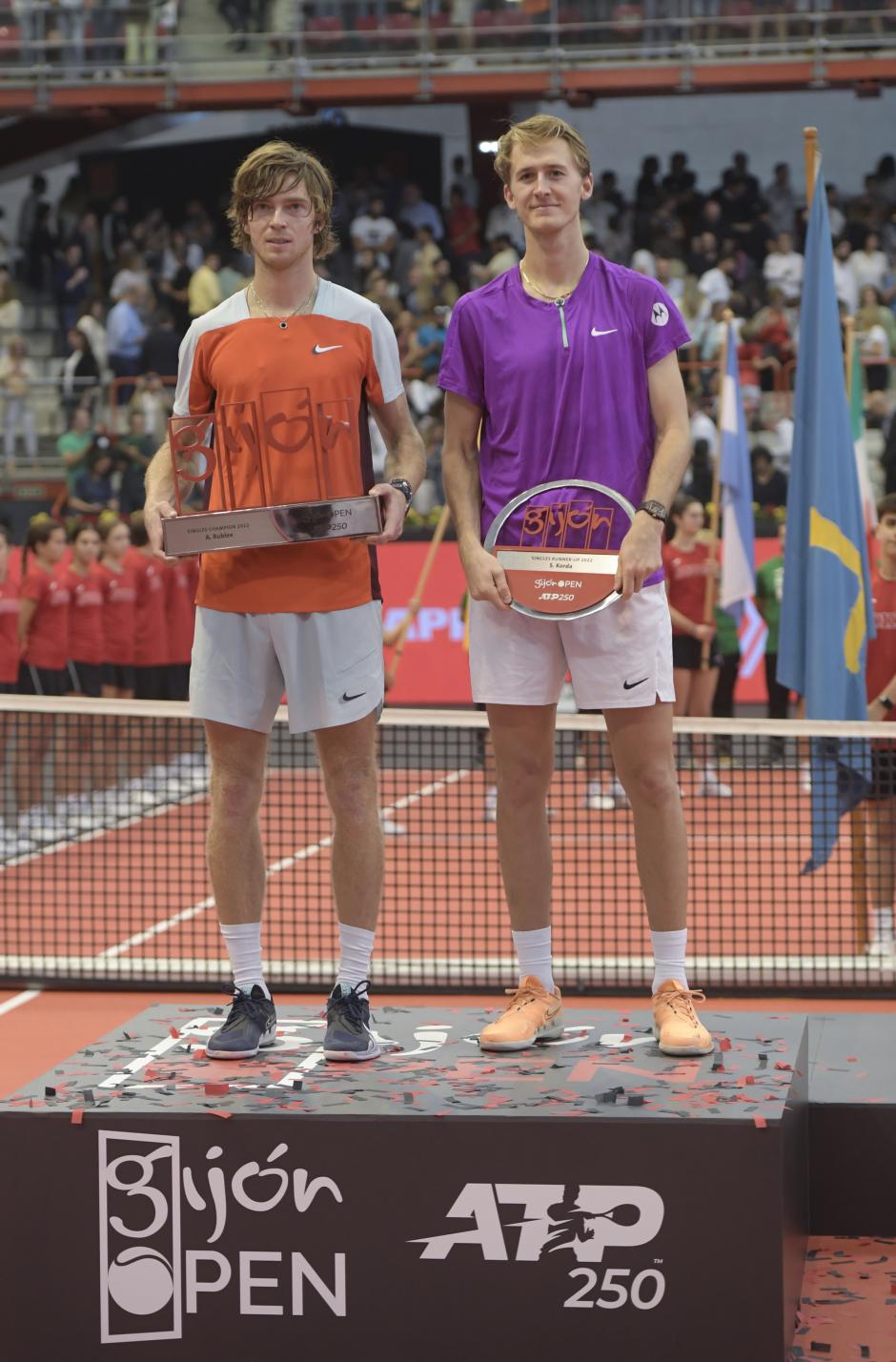 El tenista ruso Andre Rublev (i) se proclamó vencedor del ATP de Gijón en 2022 tras vencer al americano Sebastian Kordav