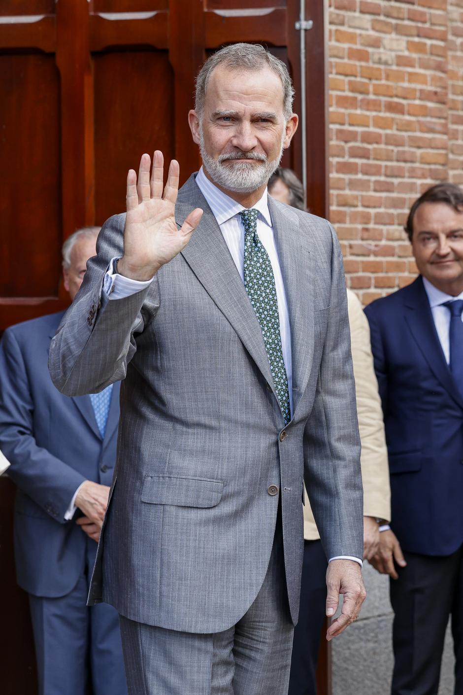 El Rey Felipe VI atiende a la prensa reunida momentos antes de presidir la Corrida de la Prensa de Madrid en la plaza de Las ventas, donde el monarca ha recibido una sonora ovación.