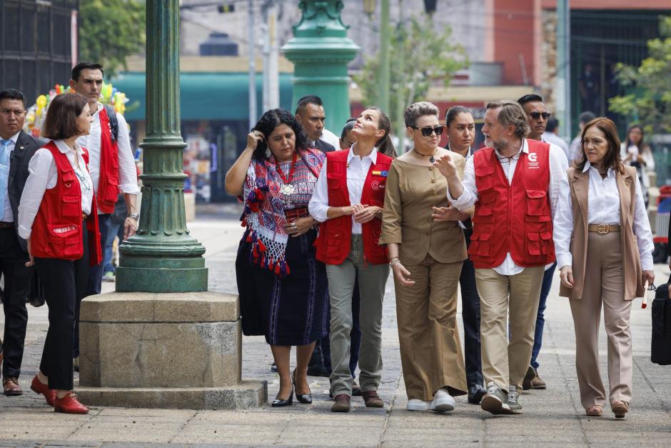 Doña Letizia, la Primera Dama de Guatemala y responsables de Cooperación Internacional recorren el parque Centenario