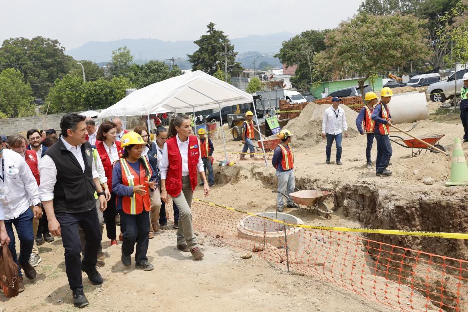 Doña Letizia visita las obras de la escuela taller que Cooperación Española está construyendo en el norte de la ciudad de Guatemala