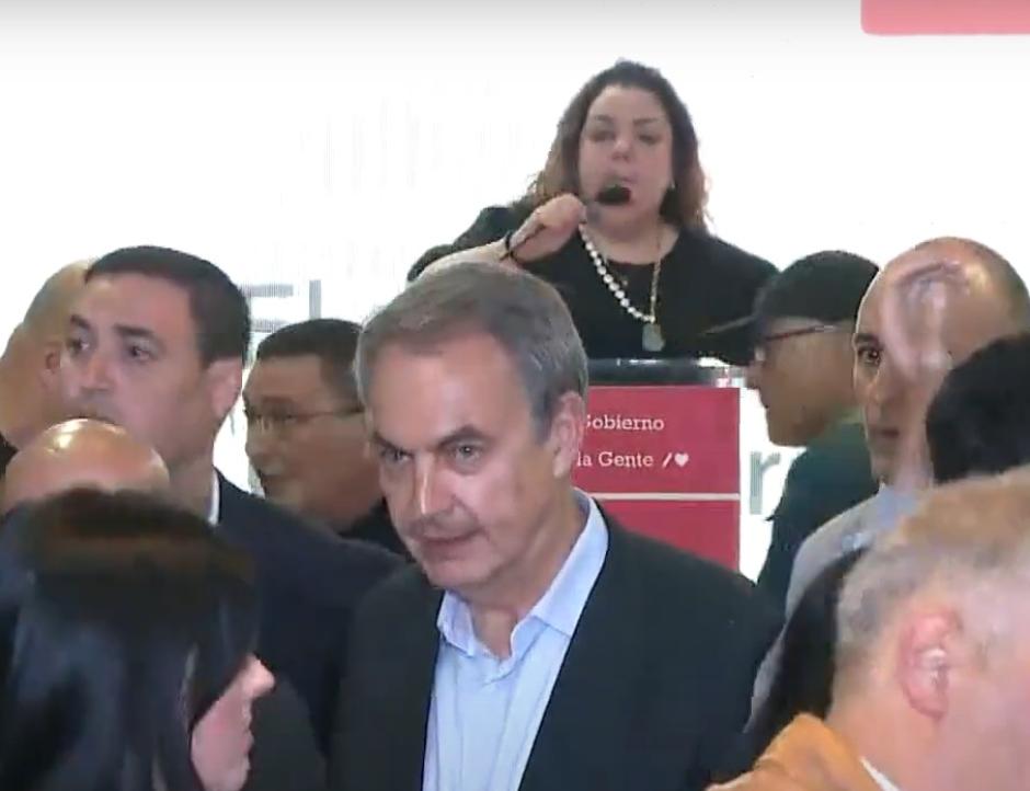 Zapatero tras intervenir en el acto y en el atril Cristina Pérez, señalada en la denuncia