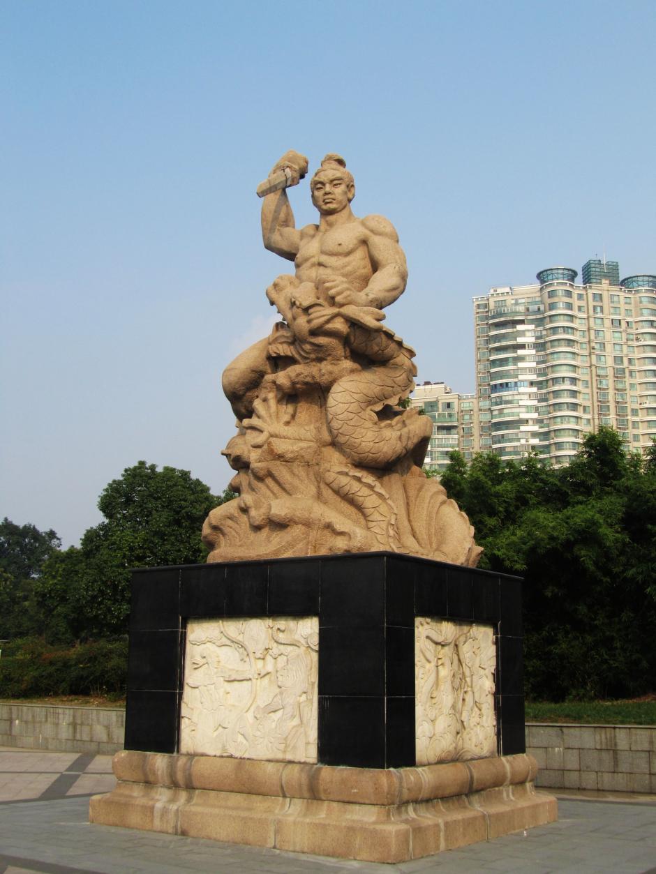 Estatua de Zhou Chu luchando contra un dragón en Yixing, Jiangsu