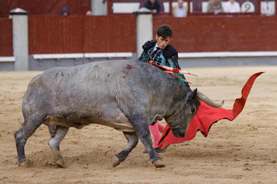 José Garrido con Tostadito, su segundo toro, de 602 kilos