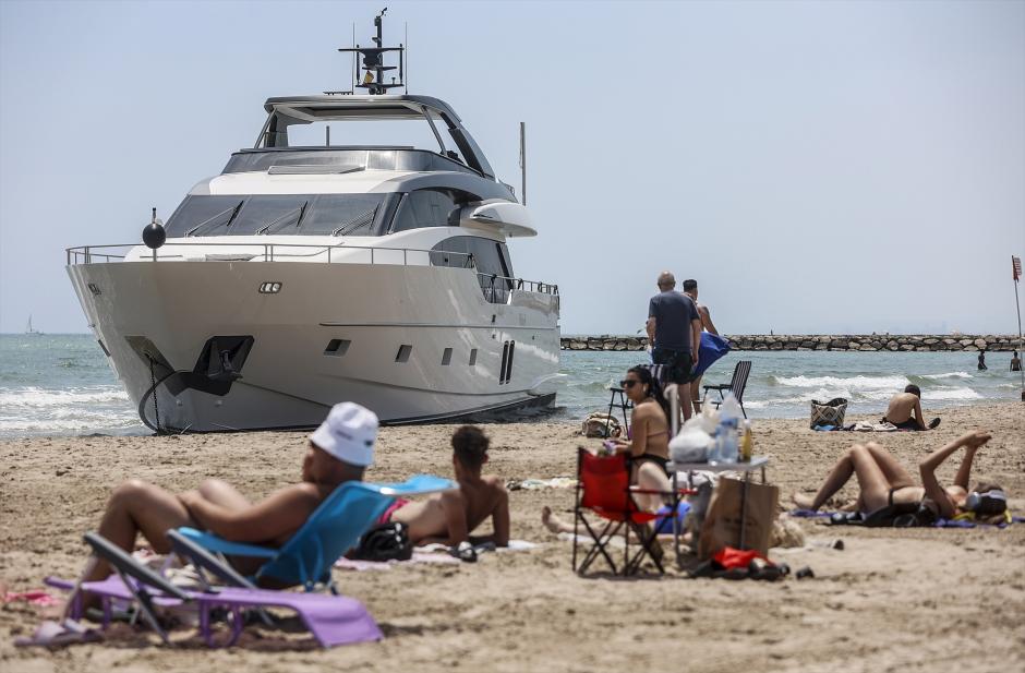 El yate encallado en Pinedo, Valencia, frente a bañistas
