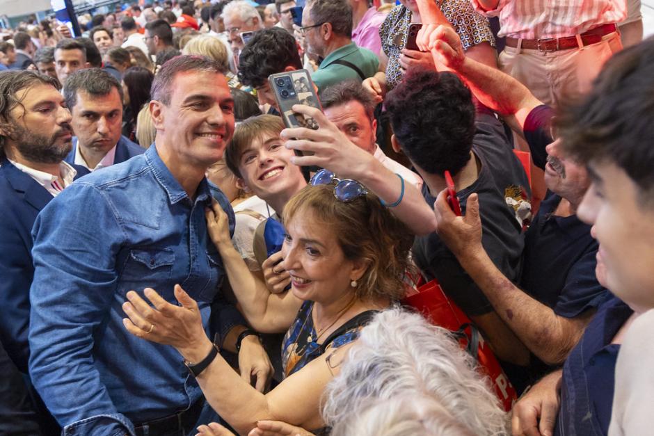 Pedro Sánchez haciéndose un selfie con varios simpatizantes