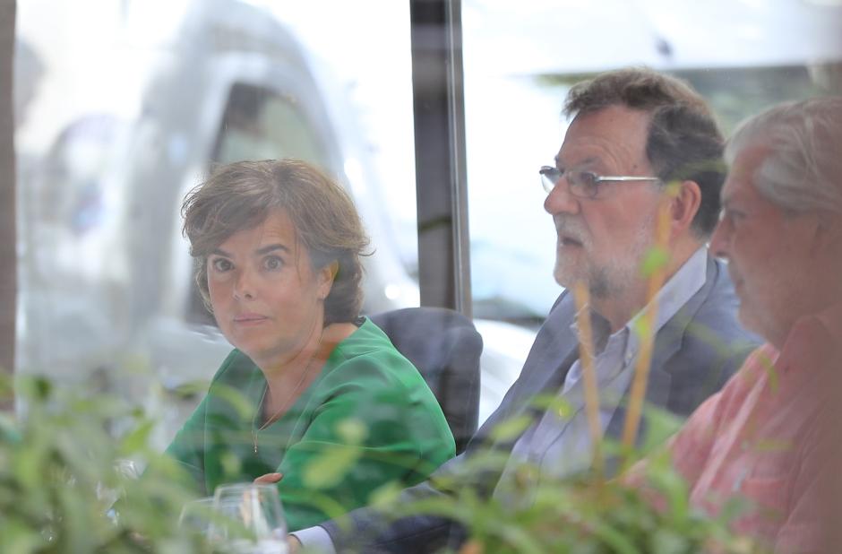 Soraya Saenz de Santamaria , Iñigo Mendez de Vigo and former president Mariano Rajoy at a restaurant in Madrid 31 August 2021