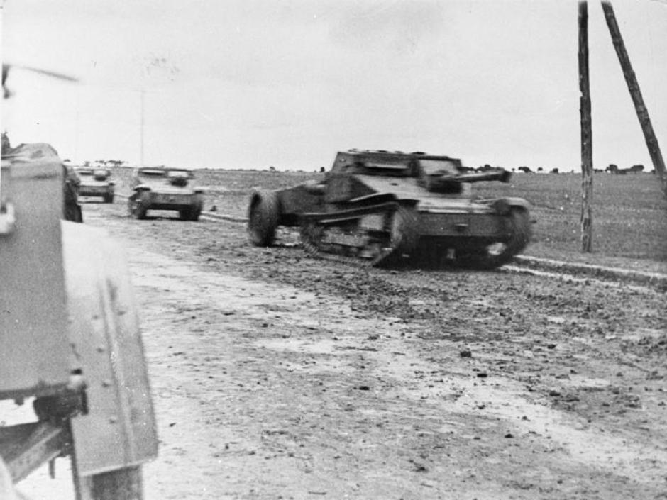 Tanquetas italianas avanzando con un tanque lanzallamas en cabeza en la Batalla de Guadalajara