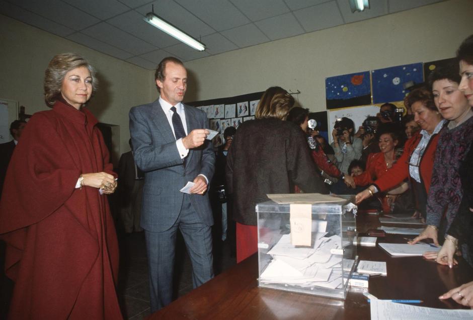 Don Juan Carlos y Doña Sofía votan en el referéndum sobre la permanencia de España en la OTAN, celebrado en 1986. Don Felipe votó por correo