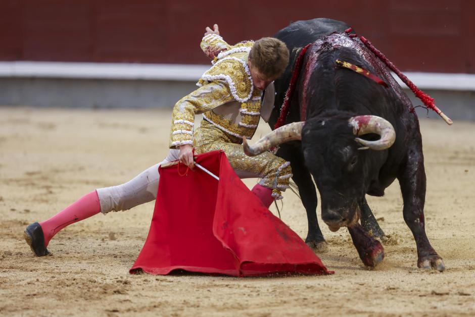 Borja Jiménez da un pase a su primer toro de la tarde, al que cortó una oreja aunque quizá mereció dos