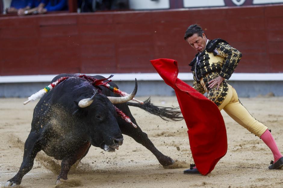 Diego Urdiales, con la muleta ante Escritor, de 578 kilos