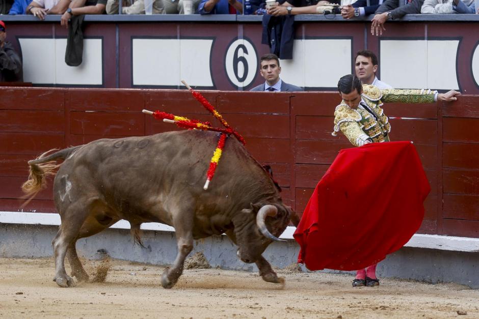 Juan Ortega, con una mano en la barrera durante la lidia de su segundo toro