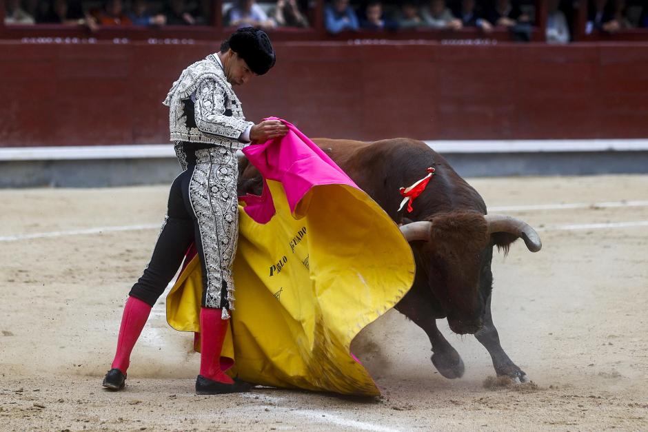 Juan Ortega, con una mano en la barrera durante la lidia de su segundo toro