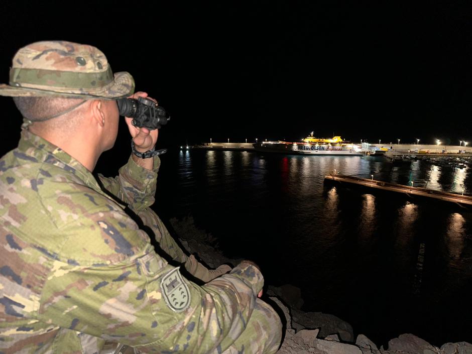 Vigilancia militar nocturna del Puerto de las Nieves en Canarias