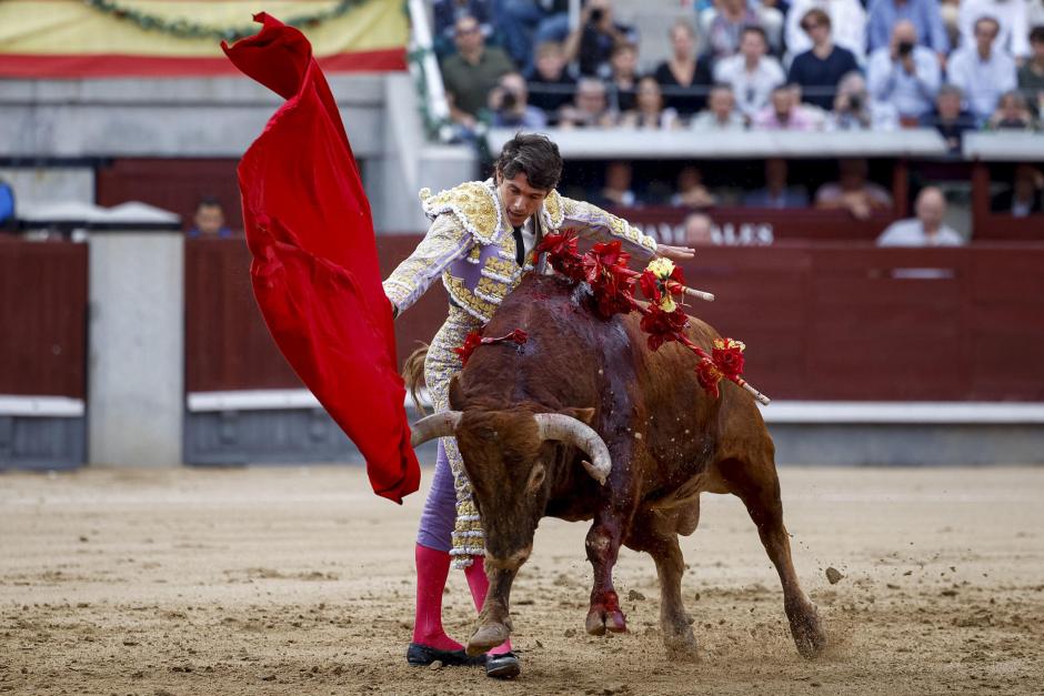 Sebastián Castella con el primero de su lote, un colorado chorreado de 529 kilos