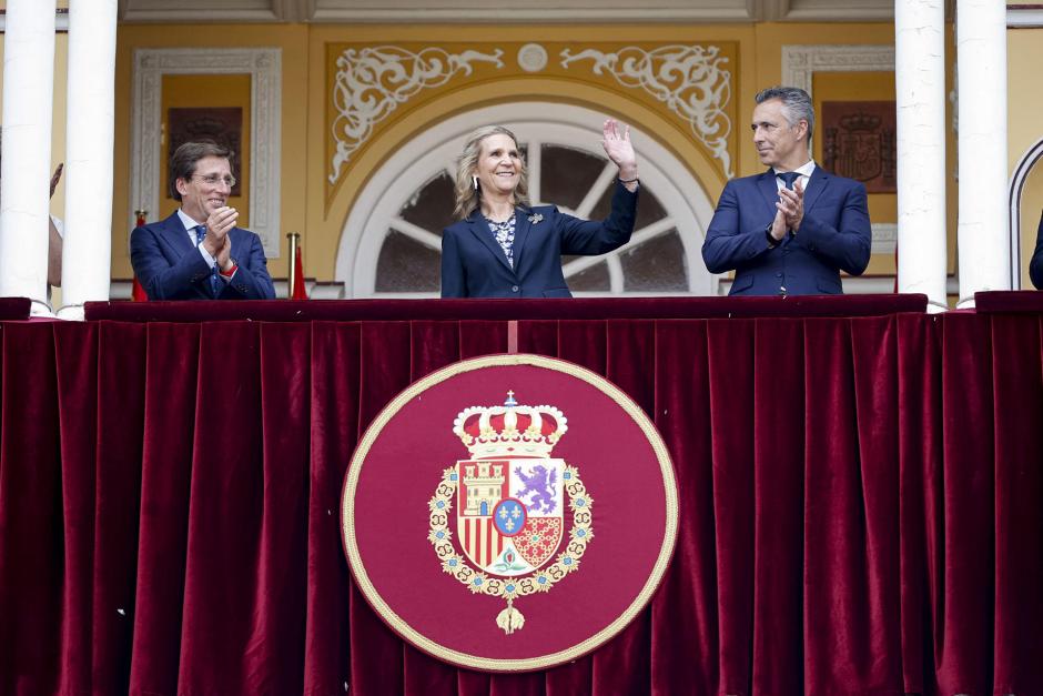 La infanta Elena, el alcalde de Madrid, José Luis Martínez Almeida (i) y el consejero de Medio Ambiente de la Comunidad de Madrid Carlos Novillo