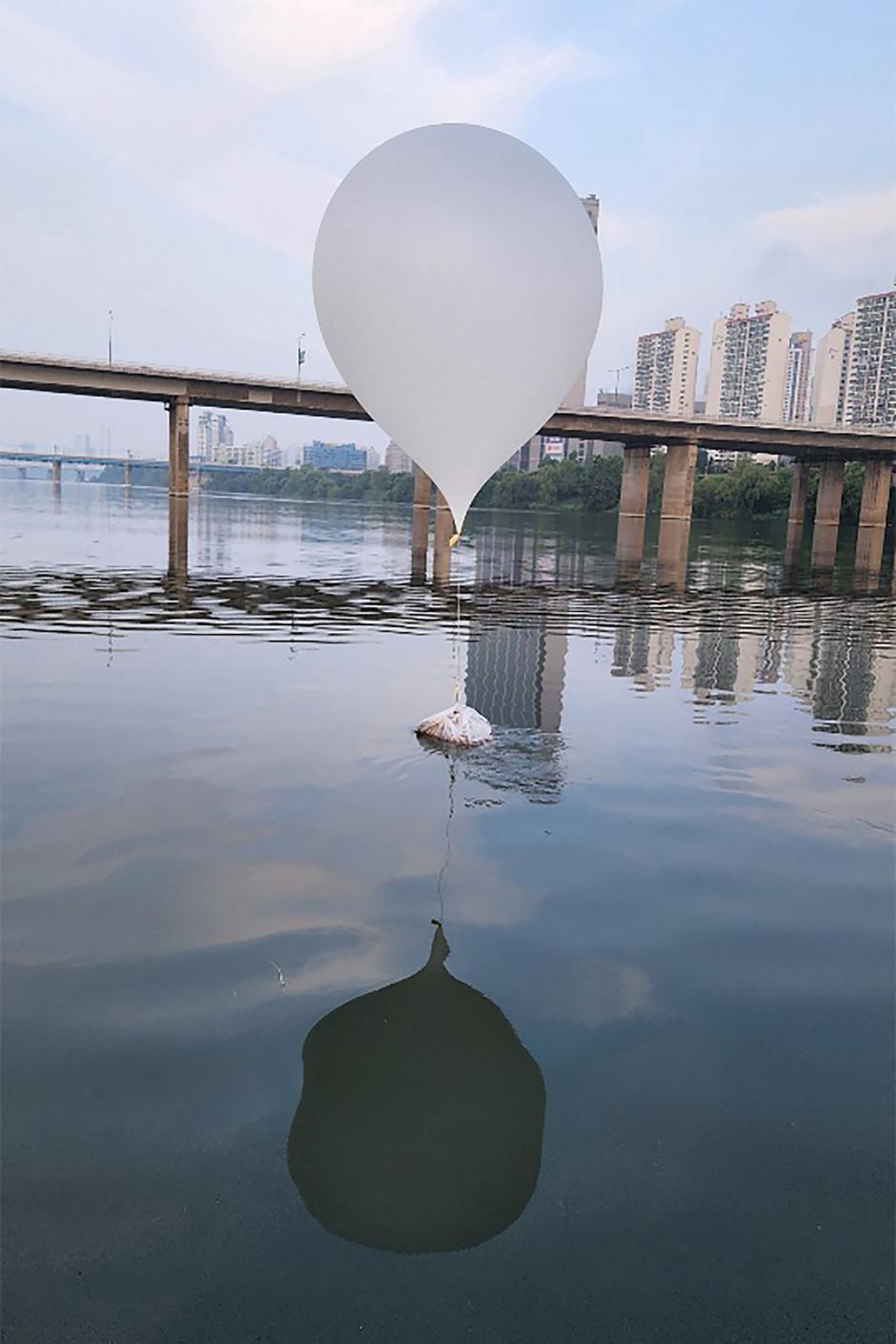 Uno de los globos se precipitó sobre el río Han, en Seúl