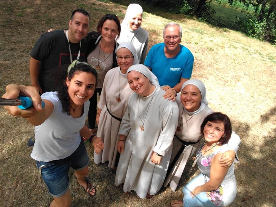Varias agustinas de la Conversión posan con peregrinos y voluntarios