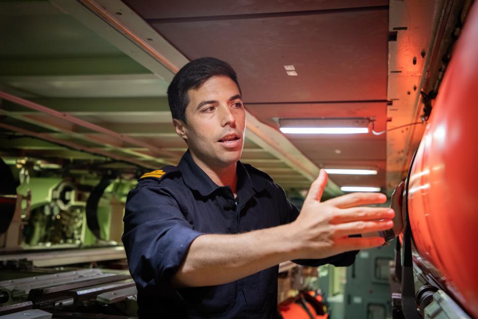 El teniente de navío Jorge Giménez Ayala explica el funcionamiento de la sala de torpedos