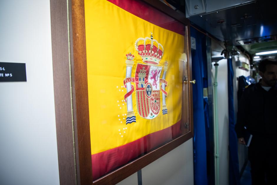 La bandera de España preside el S-81 a falta de recibir la bandera de combate