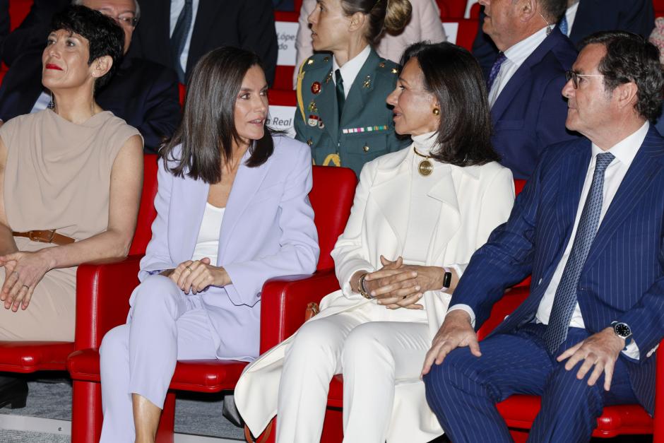 Doña Letizia con Ana Botin y Antonio Garamendi