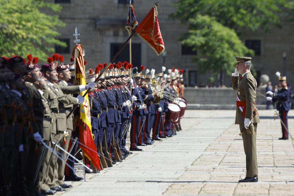 Don Felipe pasa revista a las tropas durante la celebración del Capítulo de la Real y Militar Orden de San Hermenegildo en el Monasterio de San Lorezo de El Escorial