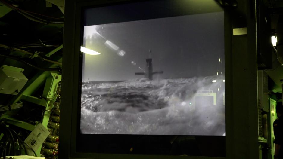 El agua inunda la cubierta del submarino S-81 y comienza la inmersión a cota periscópica