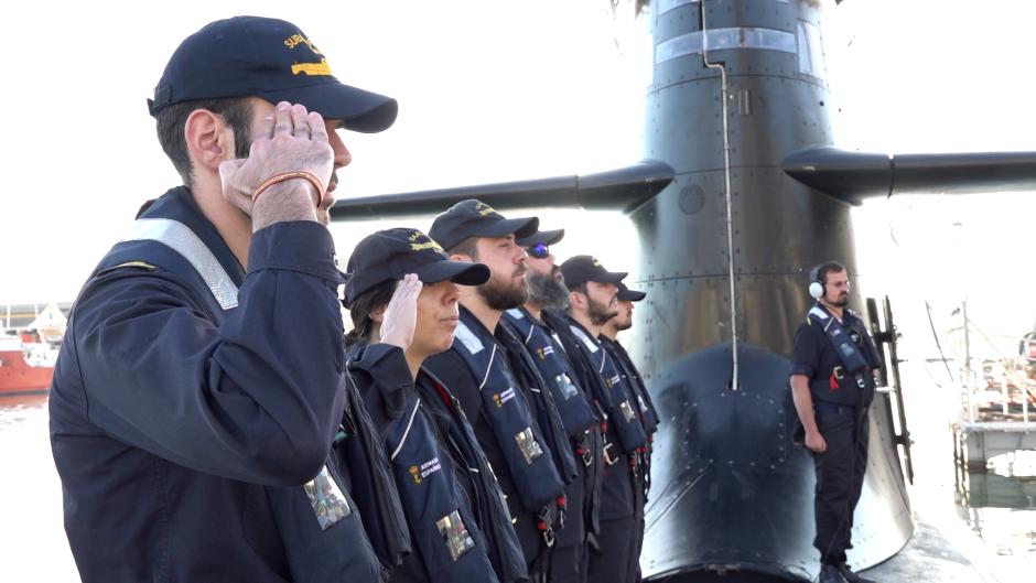 La tripulación del S-81 forma para recibir al comandante a bordo del submarino S-81