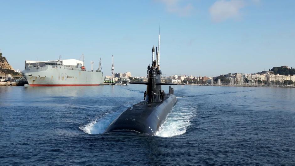 Imagen del flamante submarino S-81 a su salida del Arsenal de Cartagena