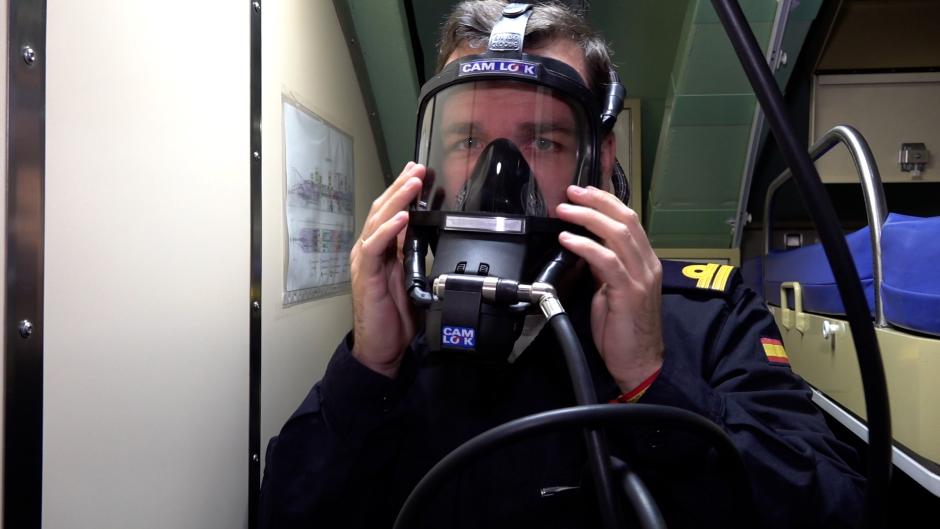 Uno de los tripulantes nos muestra cómo se colocan las máscaras de oxígeno en caso de emergencia