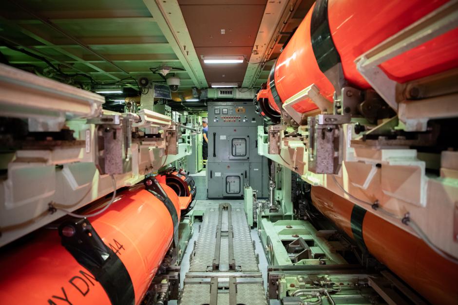 Vista general de la sala de torpedos del submarino S-81