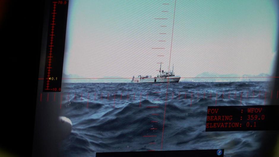 La navegación de un buque es observada desde el periscopio del submarino S-81