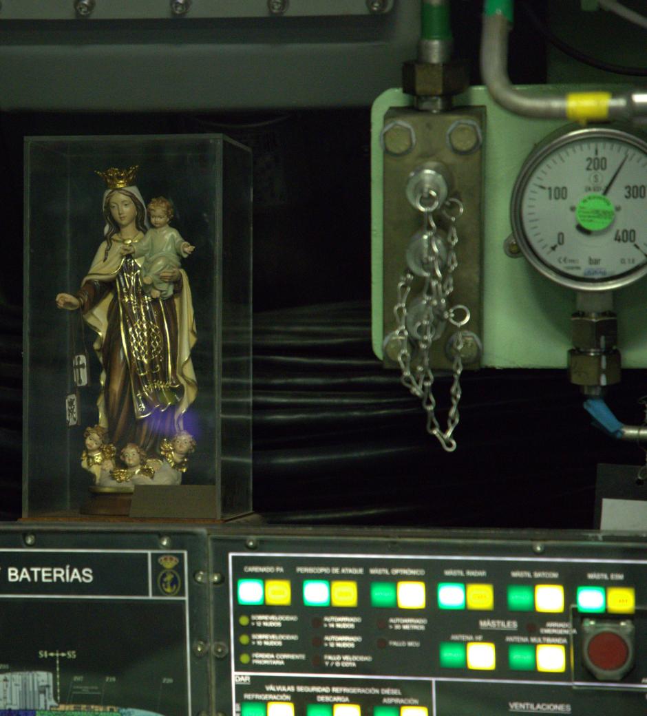 La Virgen del Pilar está situada entre sensores, pilotos y luces para proteger a los tripulantes en sus siempres peligrosas travesías