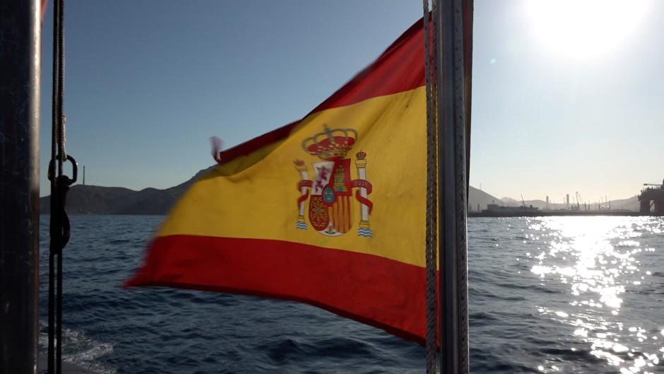 La bandera de España ondea en la cubierta del S-81 durante la aproximación al Arsenal de Cartagena