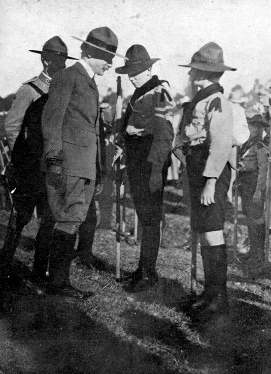 Robert Baden-Powell hablando a los Boy Scouts en Brisbane durante una gira por Australia en 1911