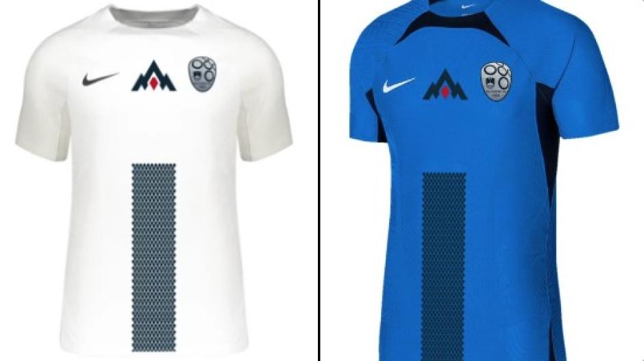 Eslovenia: La primera camiseta de Eslovenia es toda blanca con una franja negra, y la segunda entera azul con la misma franja negra. Comparte Grupo C con Serbia, Dinamarca e Inglaterra.