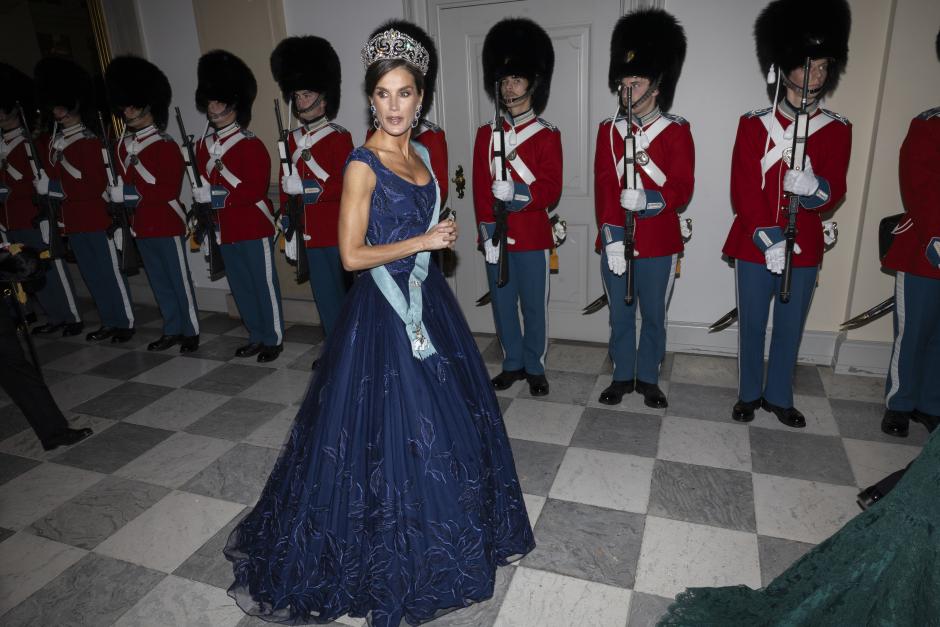 Spanish Queen Letizia attending official dinner ceremony for Spanish King on the ocassion of their official visit to Denmark at the RoyalChristianborgPalace in Copenhague on Monday, 6 November 2023.
en la foto : vestida por la firma " Felipe Varela "