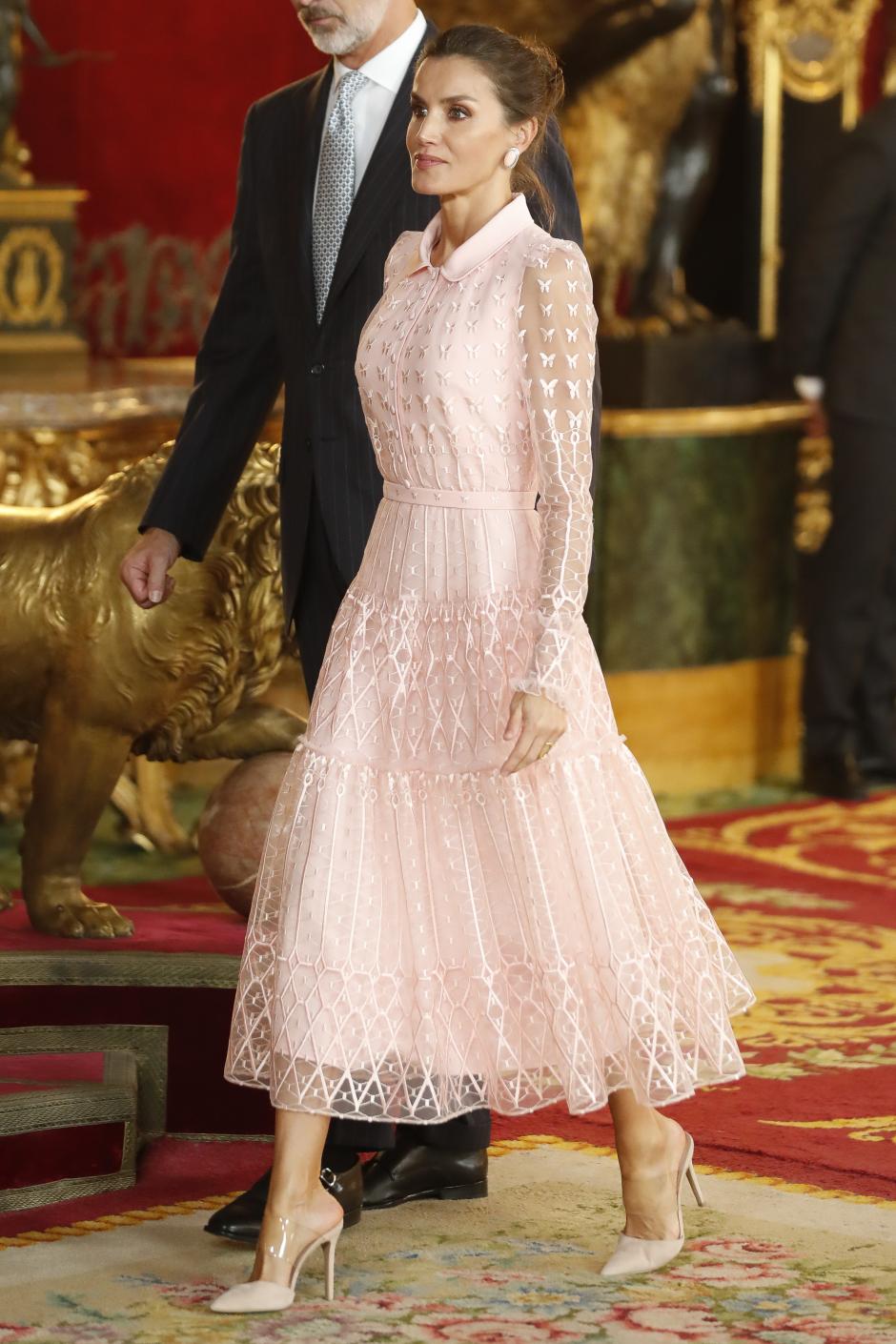 Uno de sus diseños más aplaudidos fue este vestido rosa empolvado que llevó en el Día de la Hispanidad en 2019en la foto . vestida por la firma " Felipe Varela "