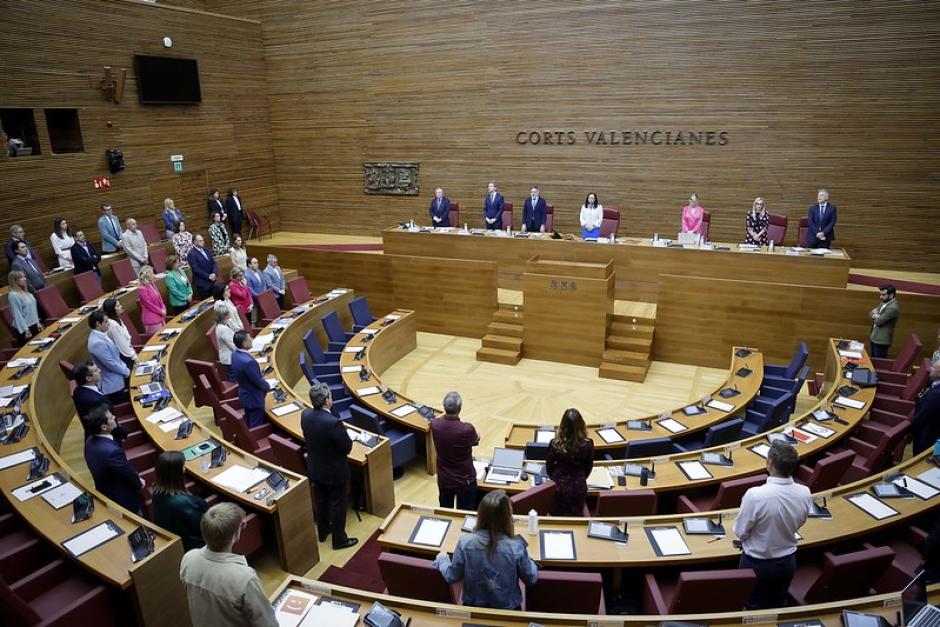 El Pleno de las Cortes guarda un minuto de silencio, este martes, por una mujer asesinada por su pareja