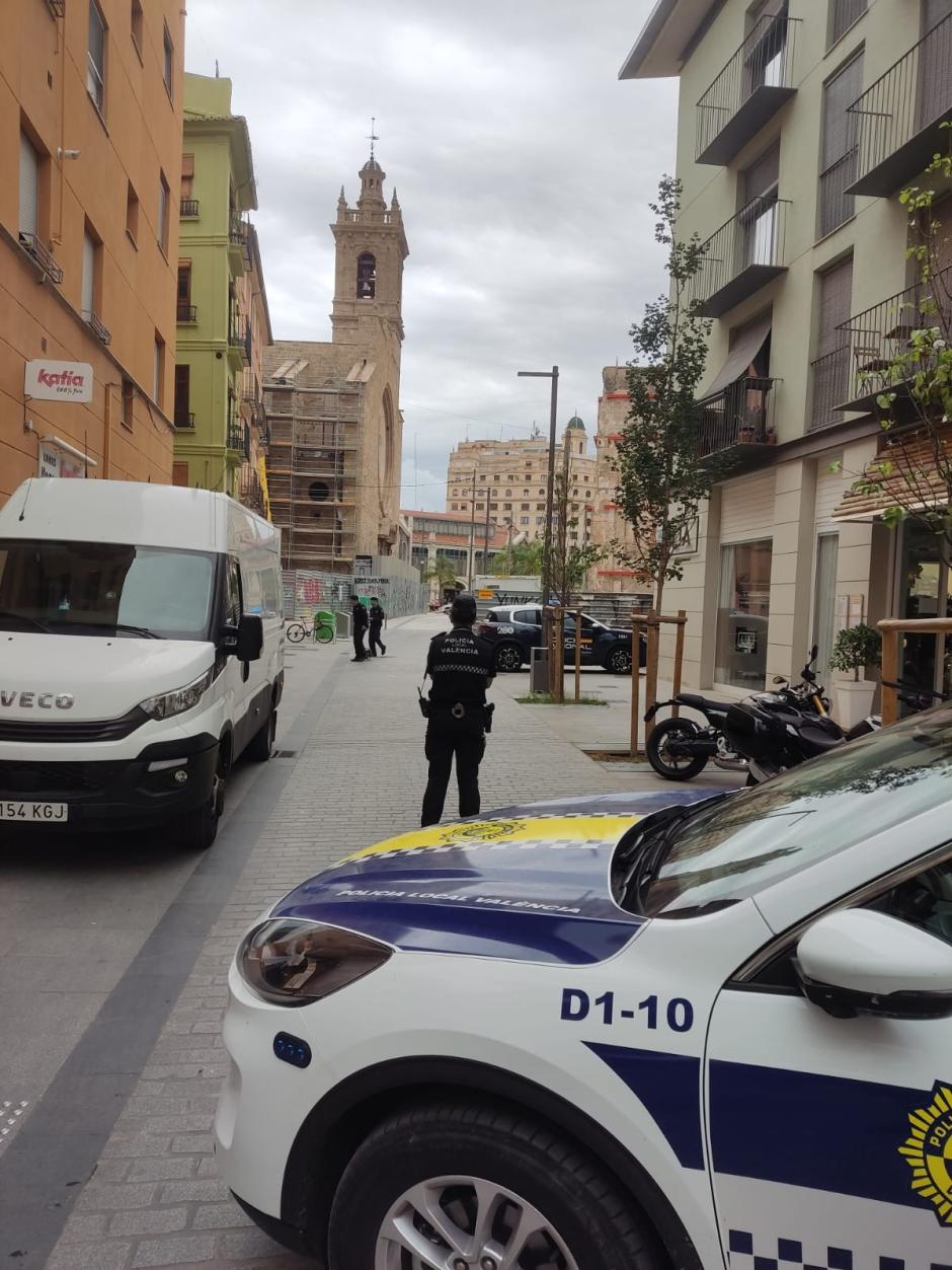 Cordón policial en el lugar donde ha sido encontrada una bomba en Valencia