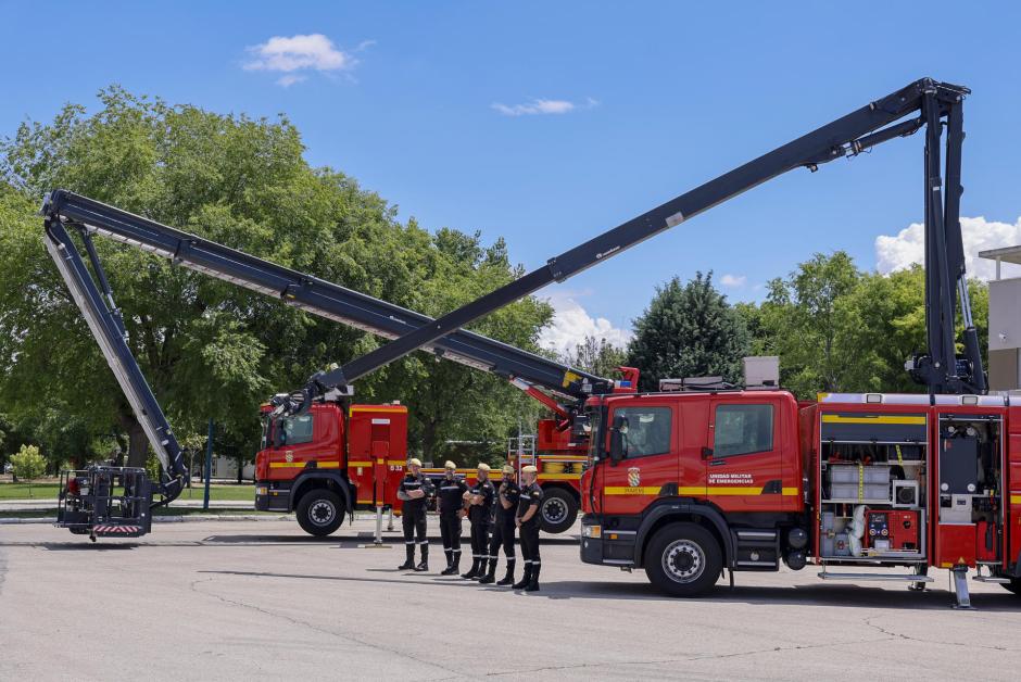 Vista de varios vehículos con los que cuenta la UME para la extinción de incendios