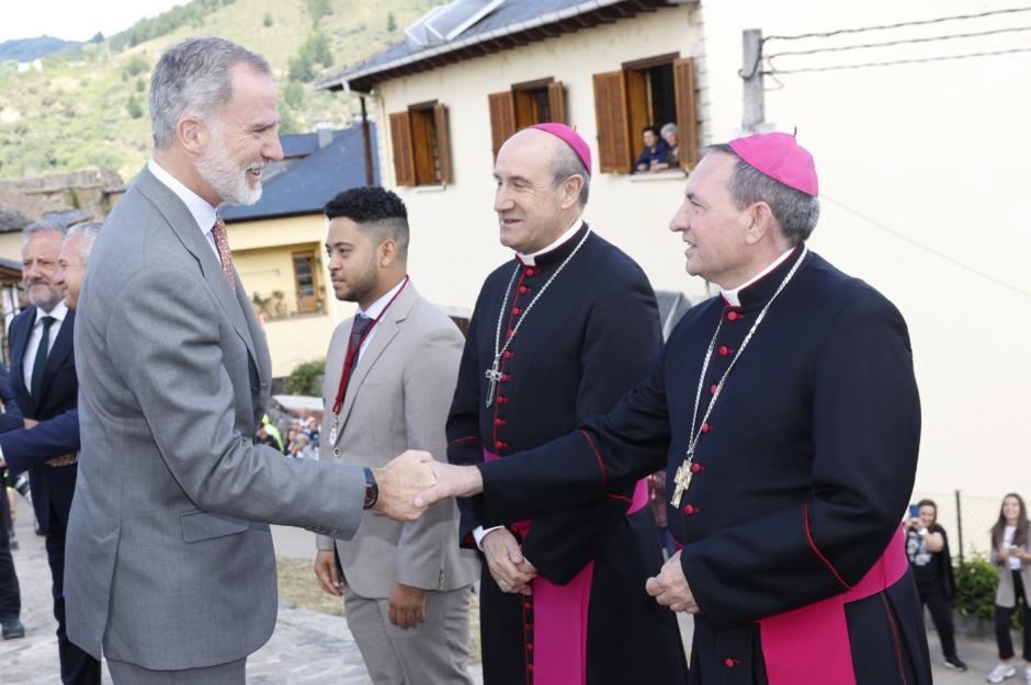 El Rey recibe el saludo del presidente de la Fundación Las Edades del Hombre y obispo de Osma-Soria, Abilio Martínez