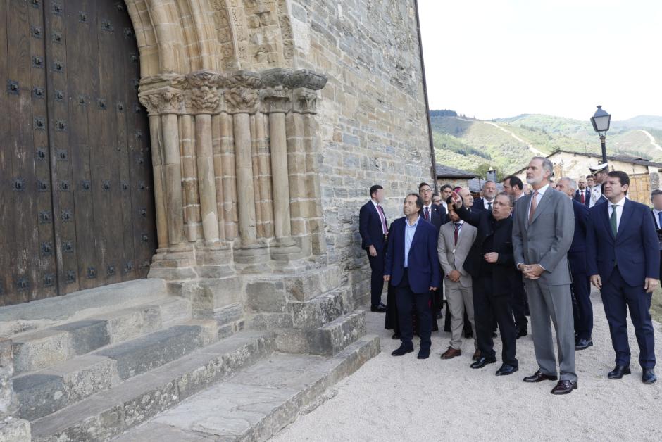 Don Felipe contempla la Puerta del Perdón