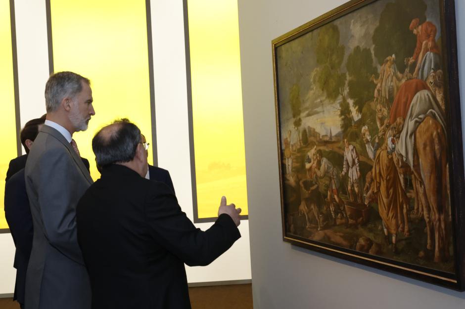 El Rey contempla una de las obras de la exposición de Las Edades del Hombre