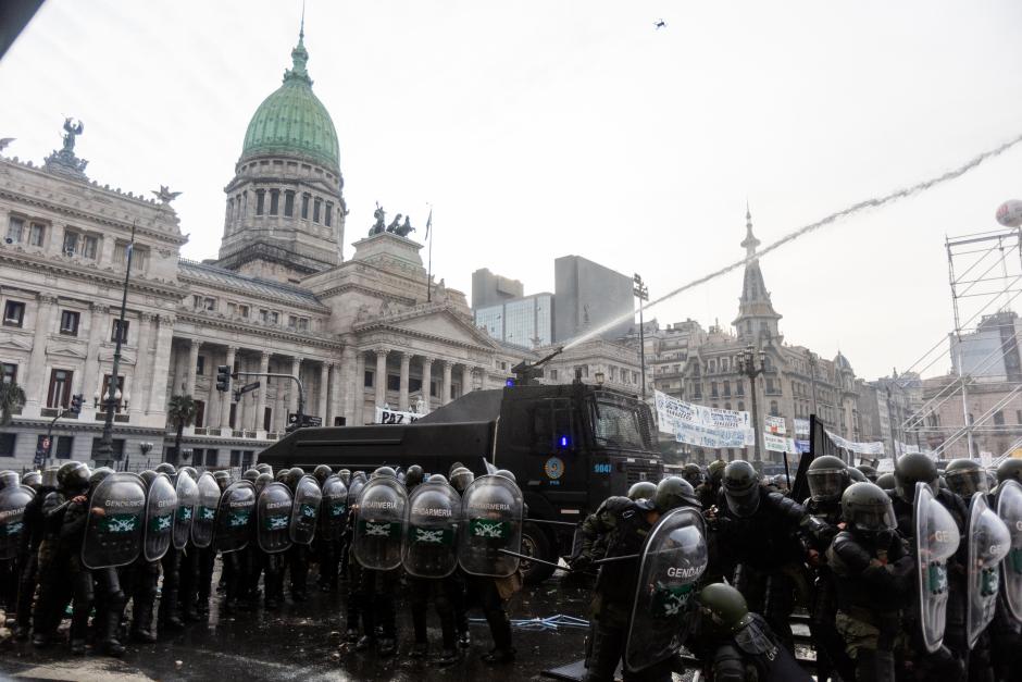 La policía antidisturbios de argentina intenta controlar a los manifestantes violentos