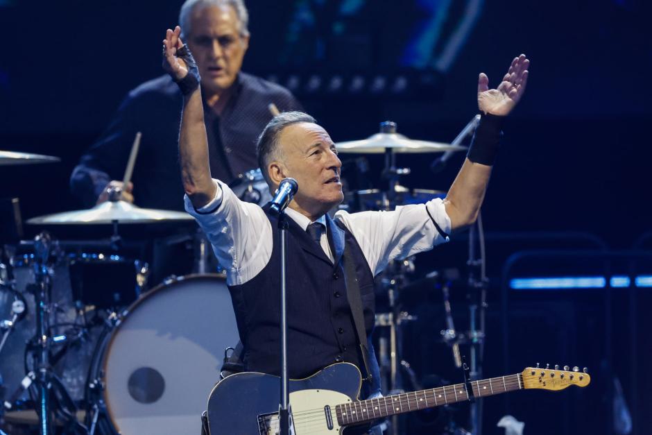 MADRID, 12/06/2024.- El cantante, guitarrista y compositor estadounidense Bruce Springsteen, y su E. Street Band, durante el concierto que ofrece hoy miércoles en el estadio Metropolitano, en Madrid. EFE/ Juanjo Martín