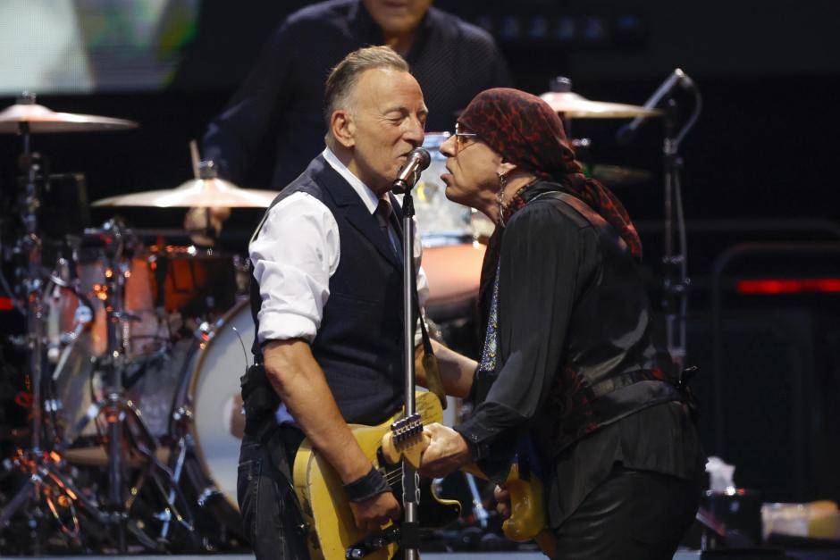 MADRID, 12/06/2024.- El cantante, guitarrista y compositor estadounidense Bruce Springsteen y la violinista italiana, Soozie Tyrell, acompañados por la E. Street Band durante el concierto que ofrecen hoy miércoles en el estadio Metropolitano, en Madrid. EFE/ Juanjo Martín