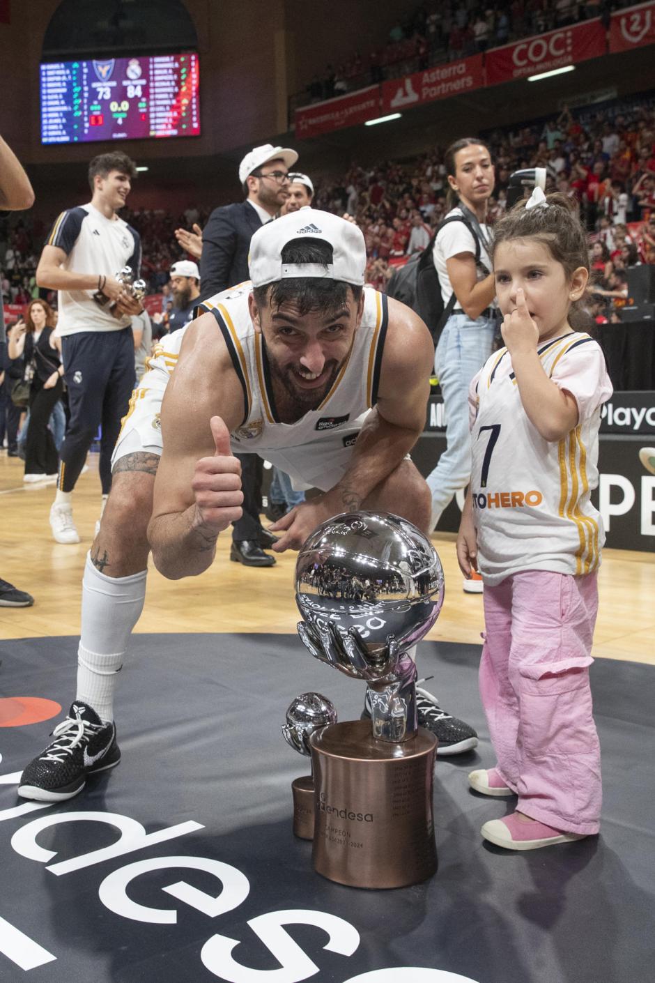 MURCIA, 12/06/2024.- El base argentino del Real Madrid Facundo Campazzo posa con el trofeo de campeones de la Liga Endesa tras vencer en el tercer partido a UCAM Murcia en el encuentro que han disputado este miércoles en el Palacio de los Deportes de Murcia. EFE/Marcial Guillén.