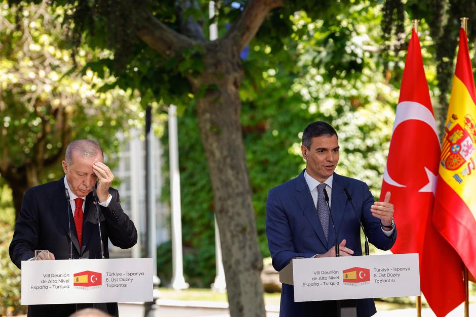 El presidente del Gobierno español, Pedro Sánchez (d) y el presidente turco, Recep Tayyip Erdogan, durante una rueda de prensa conjunta tras la reunión de alto nivel España-Turquía, este jueves en el Palacio de la Moncloa, en Madrid. EFE/ Javier Lizón